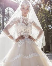 In perioada antica, dar si in cele urmatoare, rochia pe care o purta mireasa metrajul materialului folosit in rochia de mireasa era o reflectie a situatiei materiale si statutului social. Fej Kepmutato Haziasszony Rochii De Mireasa Europa Bucuresti Poze Microtelinngatlinburg Net