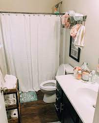 College apartment bathroom ideas and college bathroom decorating ideas for a cute, organized, and functional bathroom. Pin By Andie Cappucci On Bedroom Ideas Dorm Bathroom Decor College Bathroom Decor Bathroom Decor Apartment
