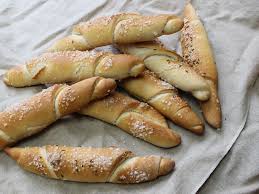 Neben Der Wiener Kaisersemmel Und Dem Mohnflosserl Gehort Auch Das Salzstangerl Zum Dreigestir Brot Backen Rezept Brot Selber Backen Rezept Lebensmittel Essen