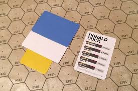Al intentar adivinar qué es lo que ha dibujado, los estudiantes ponen en práctica el vocabulario que conocen. En El Juego De Mesa De Pantone Creas Personajes Con Colores