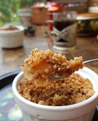 Crumble Aux Pommes A La Puree De Noisettes Vegan Sans Gluten Une Recette Extraite Du Livre D Ali Puree De Noisette Crumble Pomme Recette Dessert Sans Gluten