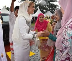 Tak ada wanita melayu kita ke baguslah. Hampir Setahun Jadi Isteri Tengku Mahkota Kelantan Che Puan Sofie Makin Selesa Berselendang Baju Kurung Nona