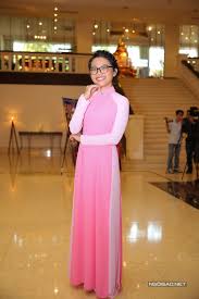 Phương mỹ chi áo dài. PhÆ°Æ¡ng Má»¹ Chi Lá»›n Bá»•ng Khi Ä'á»©ng Cáº¡nh Cac Ä'an Chá»‹ á»Ÿ Sá»± Kiá»‡n