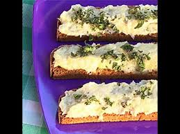 Lava gli steli di erba cipollina e tagliuzzali con le forbici direttamente nella ciotola con la mousse di baccalà. Crostini Con Crema Di Baccala E Patate Videoricette Di Antipasti Di Pesce Youtube