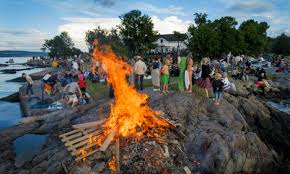 I nordisk tradition fejres højtider ofte aftenen før helligdagen, og derfor fejres. Sankthans The Local Europe