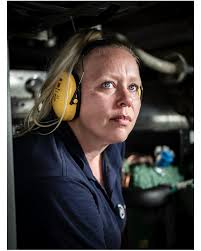 Daar was laatst een meisje loos. 'Zij Durft' een nieuw project van Helmen  Vol Verhalen over marine vrouwen door de jaren heen. Samen met fotograaf  @erikvancuyk, verhalend journalist @MarliesRothoff, eindredactie  @YoekeNagel, liaison @