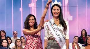Nel 2012, ultimo anno di svolgimento, la formula venne cambiata e le concorrenti erano stavolta ragazze straniere residenti in italia da almeno un anno. Caterina Balivo Lacrime In Studio Di Miss Italia Per La Madre Morta Da Poco