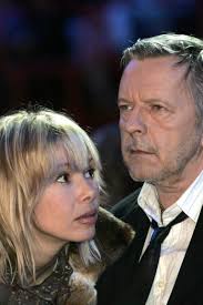 Le chanteur semble avoir beaucoup de mal à découvrez le témoignage de celle qu'il a de nouveau demandé en mariage, il y a peu de temps. Romane Thierry Et Renaud L Histoire D Une Brouille