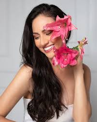 Hoje celebro mais um ano de vida — com o coração cheio de alegria e  gratidão. Cada experiência, cada pessoa, cada riso e até cada desafio foram  presentes que me tornaram quem