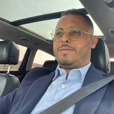 Sembrerebbe che l'autista del camion abbia investito l'uomo durante una manovra e poi sia fuggito. Bsh2e Wa4mv Um