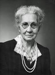 1920's photo of the Tallulah Falls Train letting off passengers at the  depot in Tallulah Falls. The Cliff House Hotel is