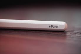 The apple pencil is a smart stylus you can use to take notes during class or in a meeting, draw pictures and sketches, mark up emails, color, and more—all on your ipad.you can think of it just like a regular pencil or pen you would normally use to write (just don't try to use it on actual paper, because that won't work). File Apple Pencil Ipad Pro 40144499833 Jpg Wikimedia Commons