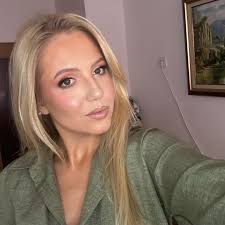 Ako želite da zablistate za bilo koji svečani dan kao lijepa Sanja, javite  se u dm 📥💗🤩 #makeupartist #makeupideas #makeup #sminka #weddingmakeup  #prommakeup #makeuplover #lipstick #pinkmakeup #balkanmuas #magijanalicu  #glitter #glam #glamourous