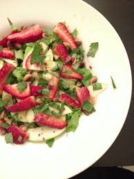 Salade Fraises Pommes Vertes Roquette Laitue Frisee Basilic Pistaches Vinaigrette Miel Pommes Et Cari De Mechantmix Poivre Rose De Madepices Sucre De L