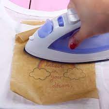 Auf dunklen stoffen könnte die folie nämlich stärker sichtbar bleiben. Diy Bugelbilder Selber Machen Einfache Gunstige Anleitung Bugelbilder Selber Machen Diy T Shirt Bedrucken Selber Machen