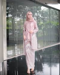 Model gamis batik kombinasi untuk orang gemuk; 7 Model Kebaya Hijab Dan Kain Batik Ini Cocok Banget Buat Wisuda Atau Perpisahan Sekolah Anggun Dan Sederhana Semua Halaman Hype