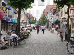 Flera större livsmedelsföretag finns på orten. Kristianstad Linkopings Simhallar