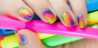 Trendy francouzská manikúra je univerzální nehty návrhy pro každou příležitost, že můžete bezpečně kombinovat obchodní styl, s výkresy v novém roce, 14. Teta Drogerie 4 Nehtove Trendy Ktere Musite Zkusit Jeste Toto Leto