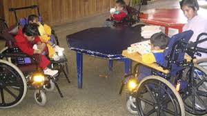 Persoanele cu dizabilități reprezintă 2,965% din populația româniei (643.458 de persoane inregistrate in martie 2009). Drumul Dramatic Prin Scoli Al Copiilor Cu Handicap Discriminari Abuzuri Umilinte Mobile