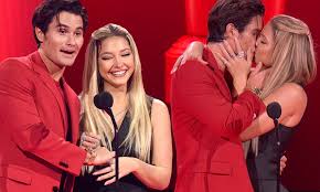 Hi we have a twitter page now. Outer Banks Real Couple Chase Stokes And Madelyn Cline Kiss After Winning Best Kiss At Mtv Awards Daily Mail Online
