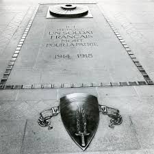 Il s'agit d'un soldat non identifié (reconnu français), qui représente tous les soldats tués au cours de la première guerre mondiale. Le Tombeau Du Soldat Inconnu Sous L Arc De Triomphe