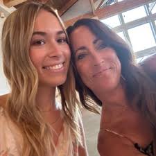 Krissy Rhodes (@rhodesk79)