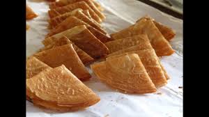 Remove the biscuit and quickly fold in half then in half again, then press down lightly and set aside to cool. Kuih Kapit The Love Letters Of Malaysia Youtube