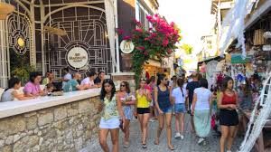 Alaçatı son yıllardaki popülaritesi sebebiyle, konaklama konusunda oldukça zengin seçeneklere sahip bulunmaktadır. Walk In Alacati City Center Cesme Izmir Turkiye Youtube