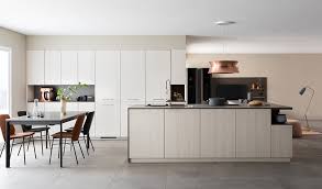 Con azulejos tipo metro en un gris muy claro. Cocina Madera Clara Conjunto Ambiente Boreal Mobalpa Espana