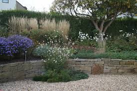 Homegartengestaltung mit gräsern und kiesgartengestaltung mit grasern und kies. Garten Mit Attraktiven Natursteinmauern Pflanz Konzept