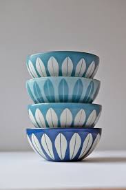 Petit 5 5 Mat Bleu Ciel Lotus Cathrineholm Blanc Bleu Clair Email Vintage Bol En Metal Scandinavian Modern Kitchens Scandinavian Ceramic Scandinavian Modern