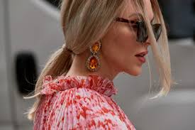 Chi ha i capelli lunghi fino alle spalle può facilmente riprodurre il raccolto a banana anni 60. 20 Acconciature Capelli Lunghi Lisci Vogue Vogue Italia