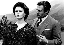 Film del 2004 in cui una coppia, edwina ed henry, in procinto di festeggiare il loro trentesimo anniversario di matrimonio Matrimonio All Italiana Sophia Loren Marcello Mastroiani Sophia Loren Marcello Mastroianni Attrici