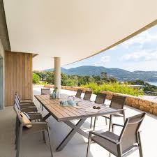 table de jardin extensible axiome effet bois honey praline hesperide com table de jardin table jardin extensible table et chaises