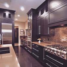 Kitchen design ideas need the appropriate layout program and take into account how it will be used, what arrangements are preferred are a few of the basic aspects to take into account. Amenagement Cuisine Moderne Quels Design Et Materiaux Modern Kitchen Design Modern Kitchen Kitchen Design