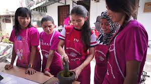 Sukarelawan puteri umno diketuai oleh naib ketua puteri malaysia zahida zarik khan sampaikan barang keperluan harian sumbangan daripada. Awek Puteri Umno