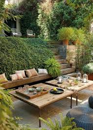les plantes grimpantes beaucoup d idees pour le jardin table basse jardin meuble jardin meubles de jardin en bois