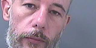 Carcharu dyn o'r Rhondda am dreisio menyw tra'r oedd ar fechnïaeth