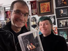 Wie echt: Ines Azrael & ich im Regal als Figürchen ✨