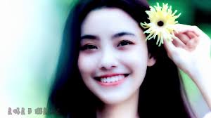 徐若瑄1990年，徐若瑄在中华电视公司所举办的 tv星秀争霸战 才艺美少女选拔赛获得第一名后，被人发掘进入 少女队 以歌手出道。1993年以电影《笑林小子》开始演员生涯。1995年1月以《young jump》封面于日本走红。同年10月演出电视剧《钻石小姐》，并初次发行单曲《唇的神话》。 å°èªžæ­Œæ›² åˆ¥äººçš„ å¾è‹¥ç'„ Youtube