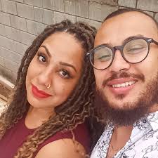 Você me trás as gargalhadas mais espontâneas! Te amo demais meu parceiro de  vida e de bagunça, com você a vida é doce e livre!