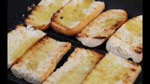 Jene brote, die süß oder herzhaft gefüllt sind und sich ganz einfach in stückchen zupfen lassen. Knoblauchbrot Schnell Und Lecker Grillen Der Bio Koch