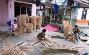 Langkah cara membuat kerajinan tangan lampu hias bambu. Bisnis Keranjang Bambu Di Simpang Sigodang Cukup Menggiurkan Tribun Medan