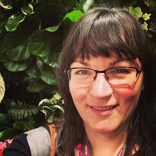 I feel like I could use some of this greenery today. Who's with me? 🙋‍♀️  #FakeSpring #RobinInteriors