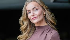 Caroline Berg Eriksen vurderer å kreve erstatning fra TV 2, etter at hun  fikk skoene ødelagt i Kompani Lauritzen