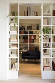 Arbeitsecke Zu Hause Mit Bucherregal Raumteiler Gestalten Trennwand Regal Holzboden Bucher Pflanzen Bucherregal Raumteiler Raumteiler Bucherregal Design