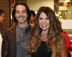 Elba maria nunes ramalho nasceu em conceição da paraíba, em 17 de agosto de 1951 e desde muito cedo despertou o gosto pela música. Elba Ramalho Prestigia Peca Com Musicas De Chico Buarque Ao Lado Do Filho Lua Purepeople