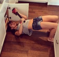 Married to alec baldwin, hilaria is currently pregnant with the couple's fifth child, and though she, like many others, is on lockdown and can't get to the gym. Hilaria Baldwin Yoga In Allen Lebenslagen Gala De