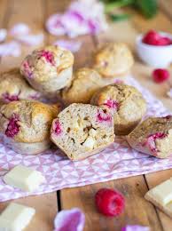 Muffins A La Banane Framboise Et Chocolat Blanc Cuisine Ta Ligne En 2020 Muffins A La Banane Gateau Peu Calorique Recette A Base De Banane