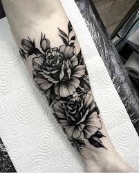 Tattoo Vorlagen Blumen Tattoo Am Unterarm Tatowierung Mit Rosen Motiv Unterarm Tattoo Coole Unterarm Tatowierungen Blumen Tattoo Vorlage